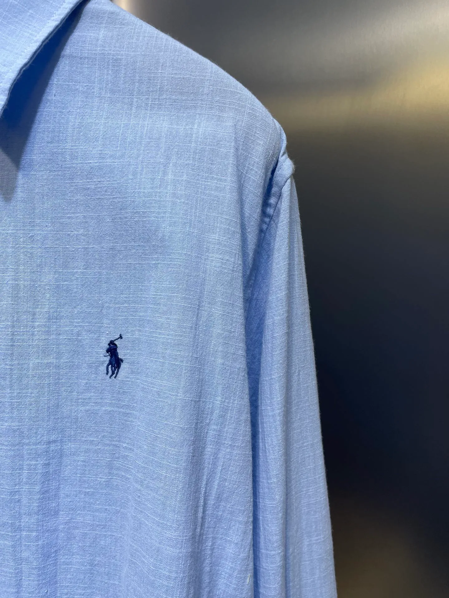 P430 Ralph Lauren 🌟[Top Original] Embroidered linen shirt. Selected high-quality linen material with natural texture and breathability. Tight and smooth, comfortable and close to the skin. Stunning appearance with a touch of pure white. The iconic pony embroidery is like a smart note jumping on the white canvas. Simple but highly recognizable. The clever design of the outer pleated split back shoulder adds a sense of agility and detachment in a minimalist shape. Contains the soul of fashion. Process 1: Adopt imported machine embroidery technology and use advanced computer control systems and precision mechanical components to achieve the iconic pony embroidery operation with high precision and smooth and delicate lines. Process 2: Adopt side-turning buried clamp stitching process, which is smooth and tidy. Process 3: The fabrics have been washed and have a better hand feel. Not easy to deform, not easy to shrink, not easy to fade, and maintain long-term beauty. Accessories: Customized 1:1 thick plate resin buckle Customized 1:1 Ralph Lauren trademark Fit: Loose fit Size: S M L XL
